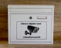 Preview: Aufkleber Videoüberwachung V4 auf einem Briefkasten
