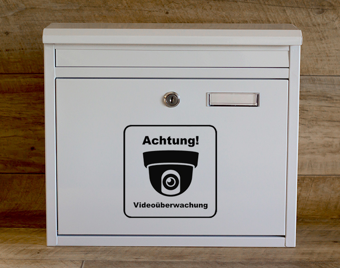Preview: Aufkleber Videoüberwachung V2 auf einem Briefkasten
